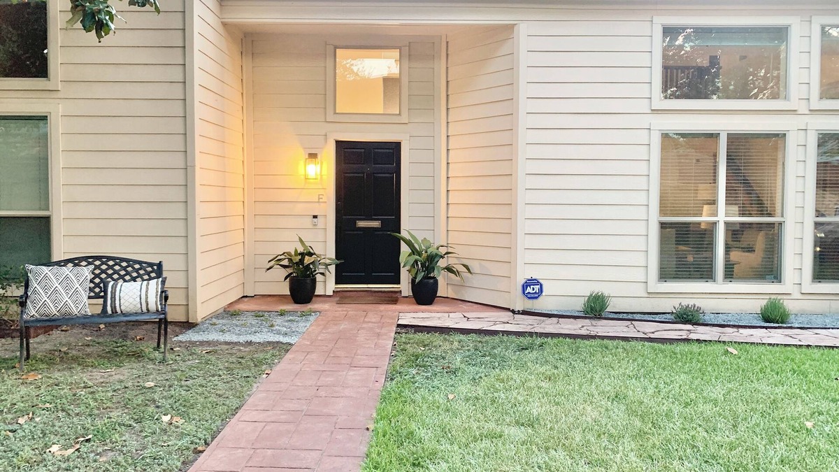 Brookhollow House | Spacious & relaxing Mid Century 3 bedroom house with a nice patio