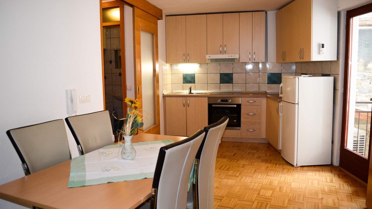 Izola Apartment | Spacious renovated 2-bedroom central apartment