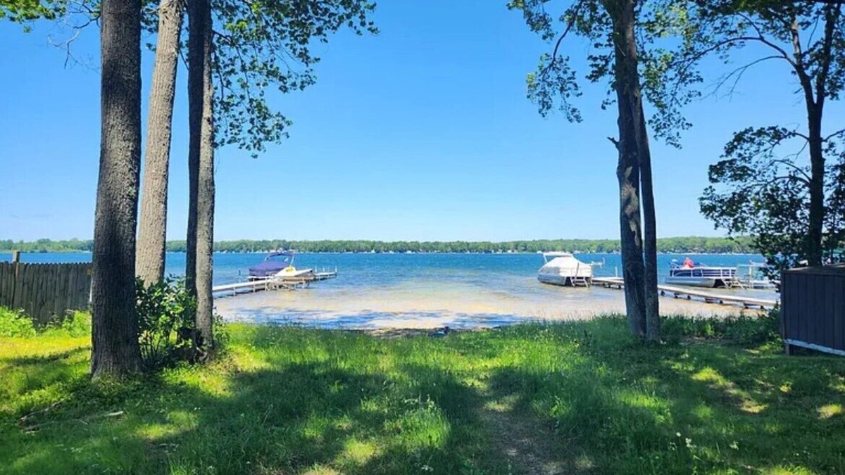 Baldwin Cottage | Spacious/Renovated Wolf Lake Cottage