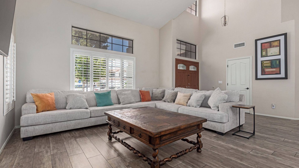 Glendale House | Spacious Resort like 4-bedroom House with fitness room, pool,BBQ- huge backyard