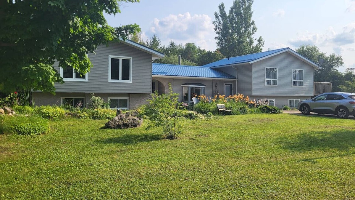 Flesherton House | Spacious Retreat: 7 BR/5 BA Near Beach & Trails