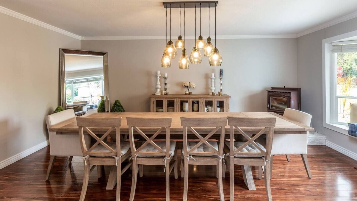 Adel House | Spacious Retreat: Home with State-of-the-Art Chef’s Kitchen