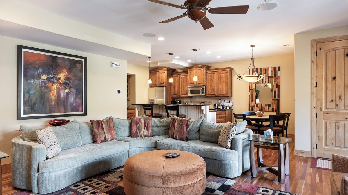 Canyon Links House | Spacious Retreat: Sleeps 7, Minutes to Skiing, Private Hot Tub, Scenic Views, Ultimate Relaxation!