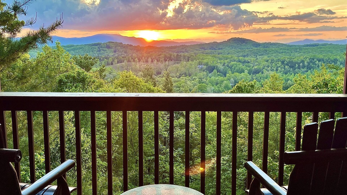 Ridgeline Vistas Cabin | Spacious Retreat~ Hot Tub~ Stunning Views~ Game Room