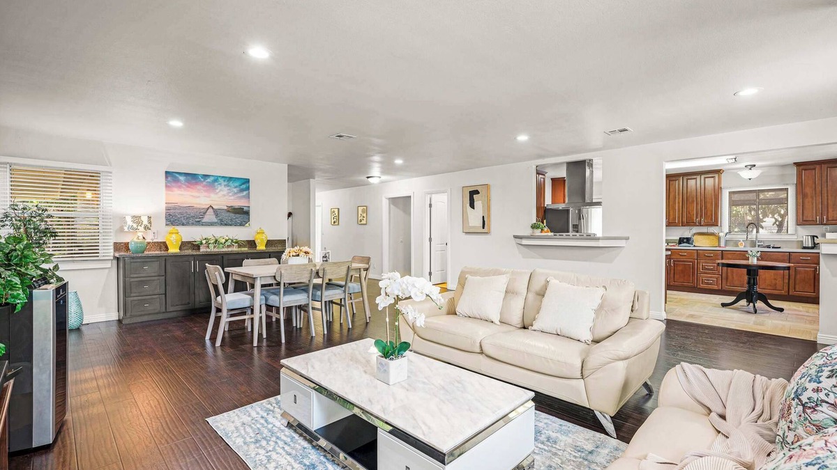 East Pasadena House | Spacious Retreat w Large Kitchen & Outdoor Patio