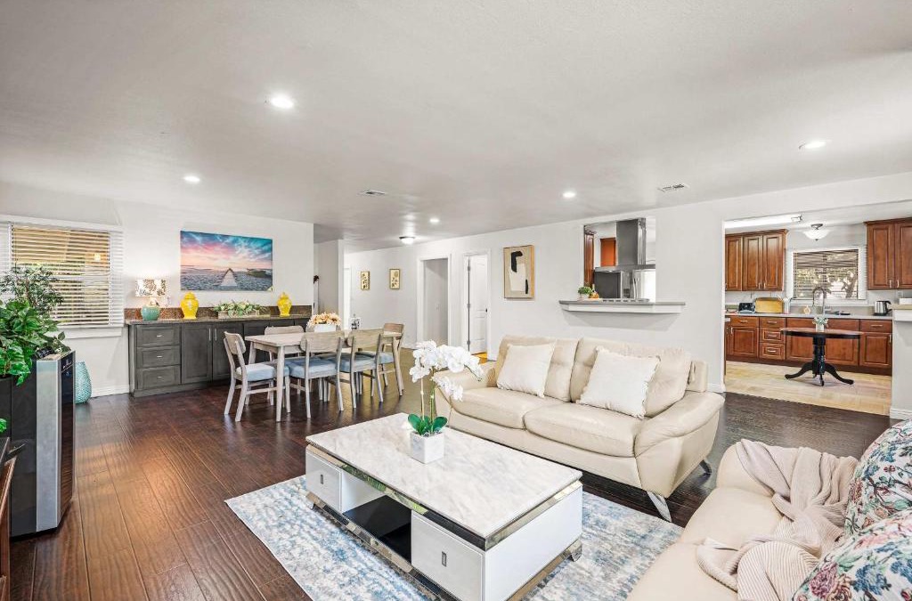 East Pasadena House | Spacious Retreat w Large Kitchen & Outdoor Patio
