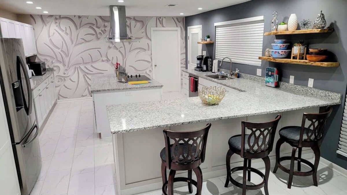 Savannah House | Spacious Retreat with Pool - 15 min to Downtown