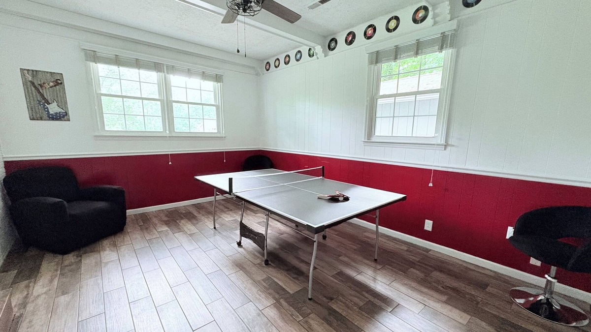 Greensboro House | Spacious Retro Inspired & Pet Friendly Home Near Wet N Wild