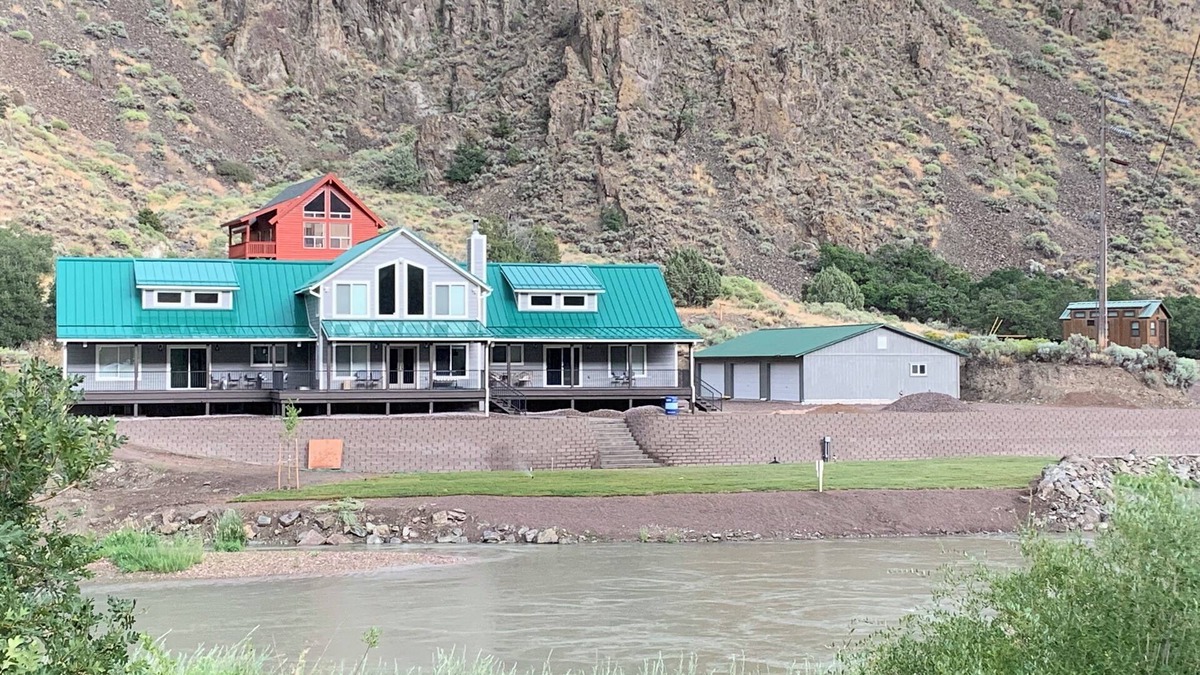Marysvale Cabin | Spacious Riverfront Cabin in Beautiful Marysvale