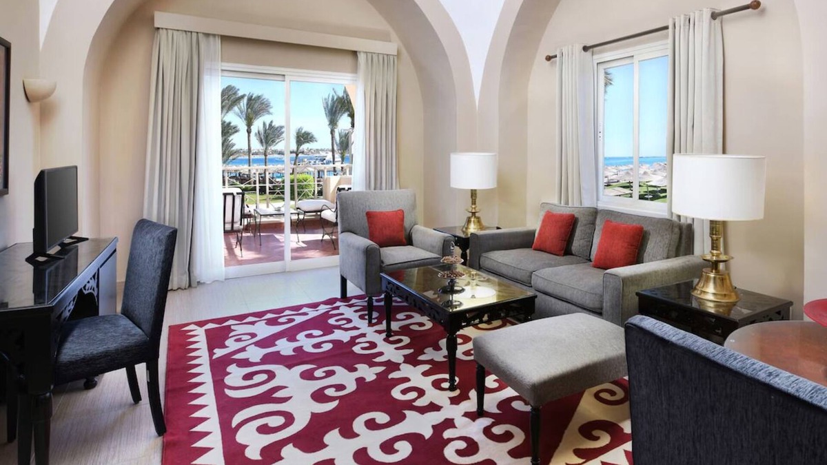 Makadi Bay House | Spacious Room with Outdoor Swimming Pools and Private Beach Access