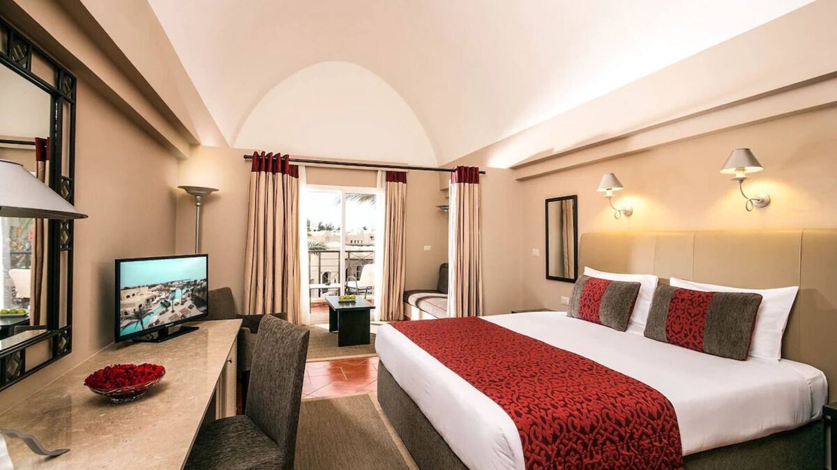 Makadi Bay House | Spacious Room by the Sea with Outdoor Pools and Near Mini Egypt Park