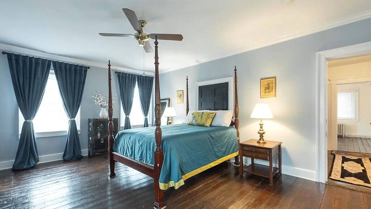 Orange House | Spacious room in ca. 1830 home