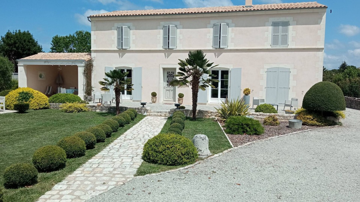 Echillais Bed & Breakfast | Spacious room in charming Charentaise
