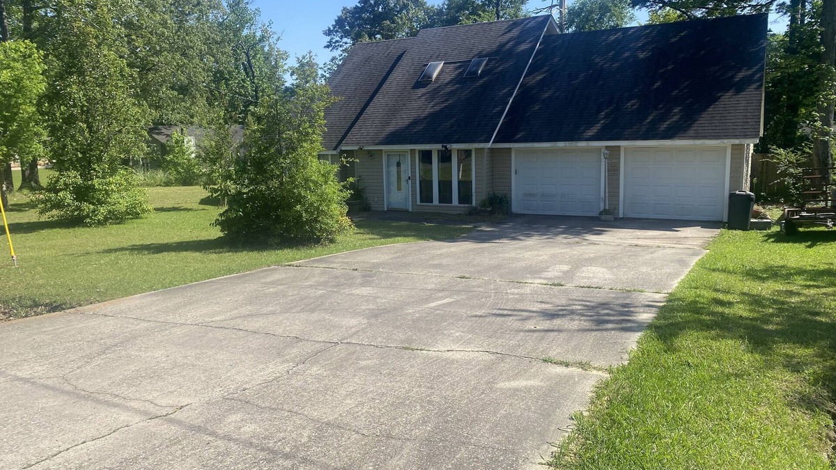 Claiborne House | Spacious room in quiet subdivision