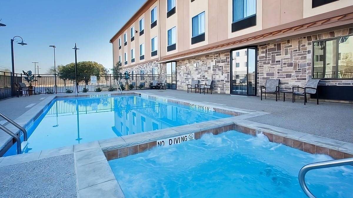 Mineral Wells Hotel | Spacious Room Near State Park Trails with Pool and Gym Access