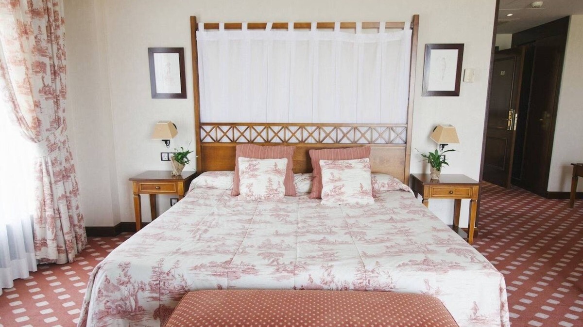 Cebreros Hotel | Spacious Room Perfect for a Relaxing Family Vacation Near Ávila