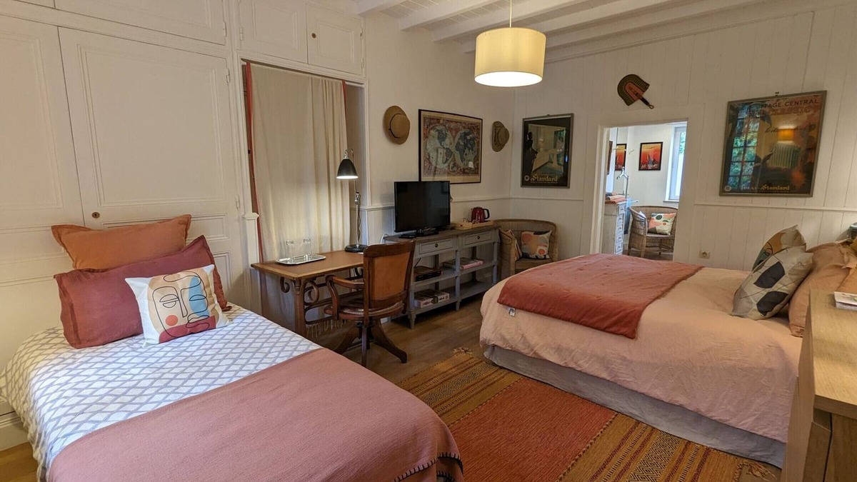 Presnoy Bed & Breakfast | Spacious room, private entrance, pets allowed, WiFi