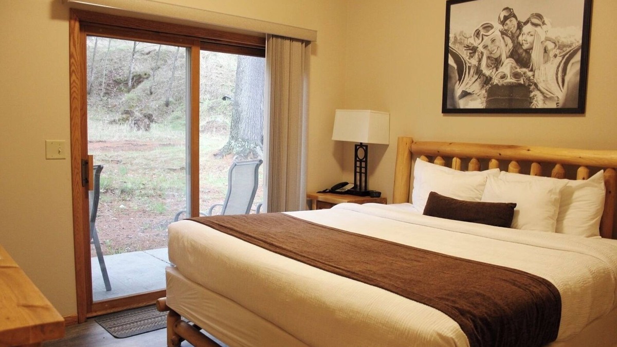 Iron Mountain Hotel | Spacious Room Steps from Timber Stone Golf Course - Relaxing Getaway