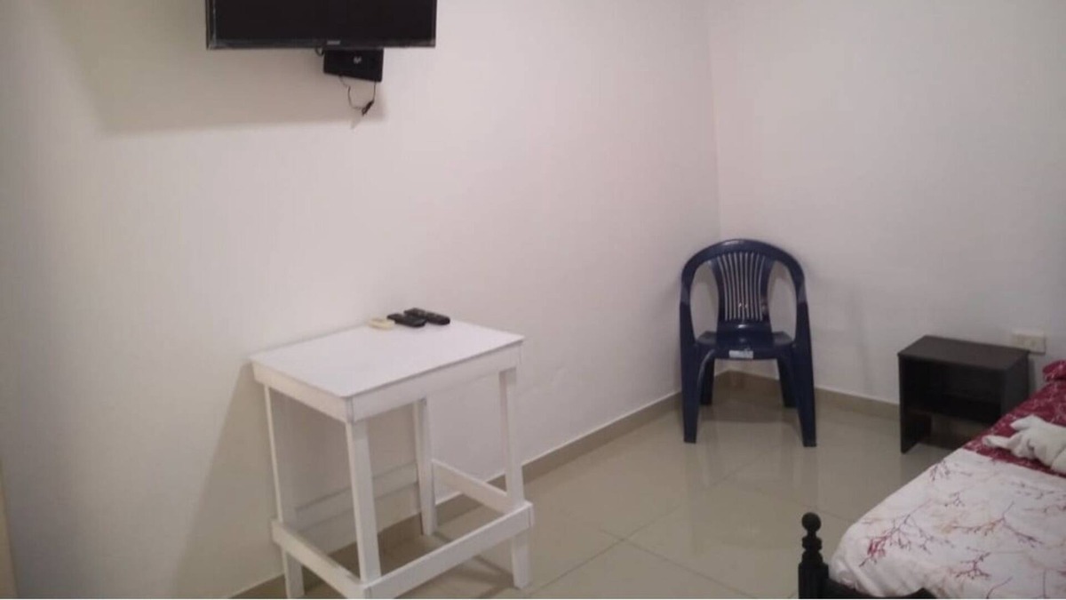 Sur Oriente House | Spacious room with air conditioning and private bathroom