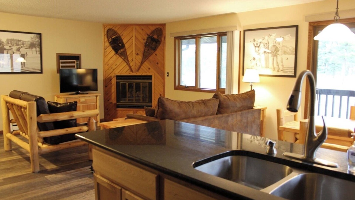 Iron Mountain Hotel | Spacious Room with On-site Dining and Indoor Pool - Ideal for Families