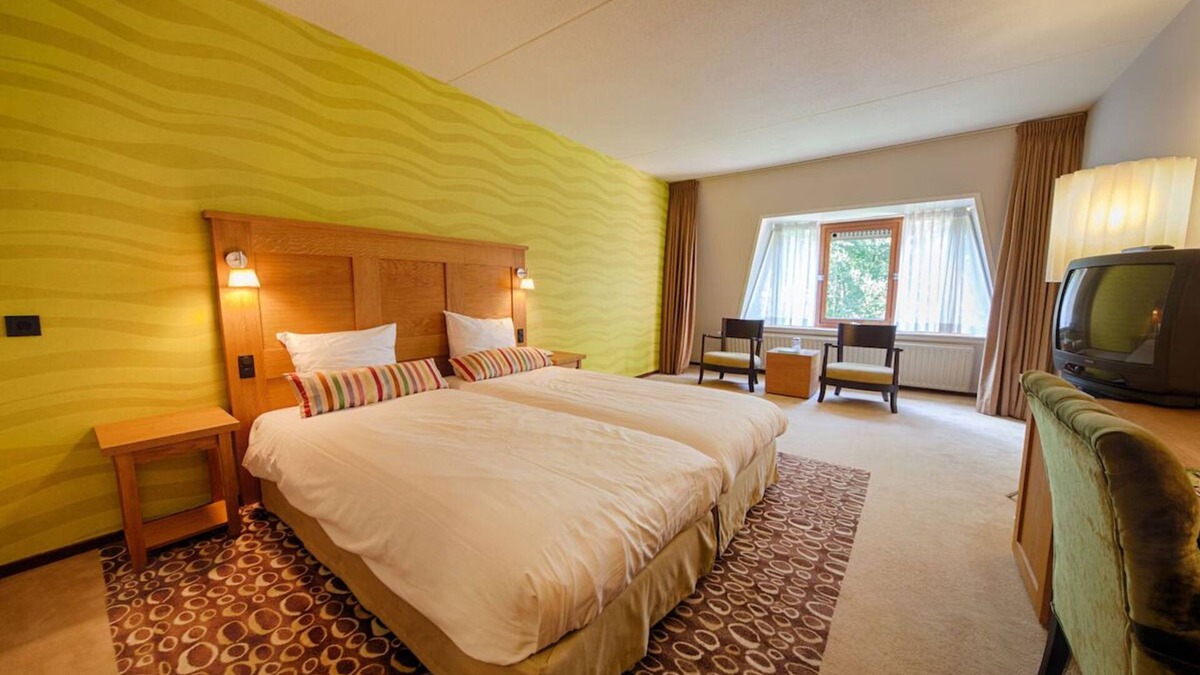 Rijssen Hotel | Spacious Room with Balcony! Indoor Pool, Free Parking! Near Hollands Schwarzwald
