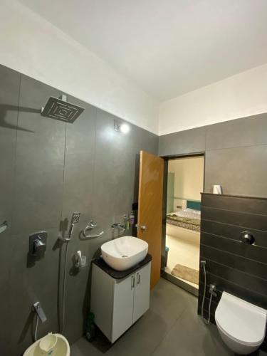 Ahmedabad House | Spacious room with modern touch