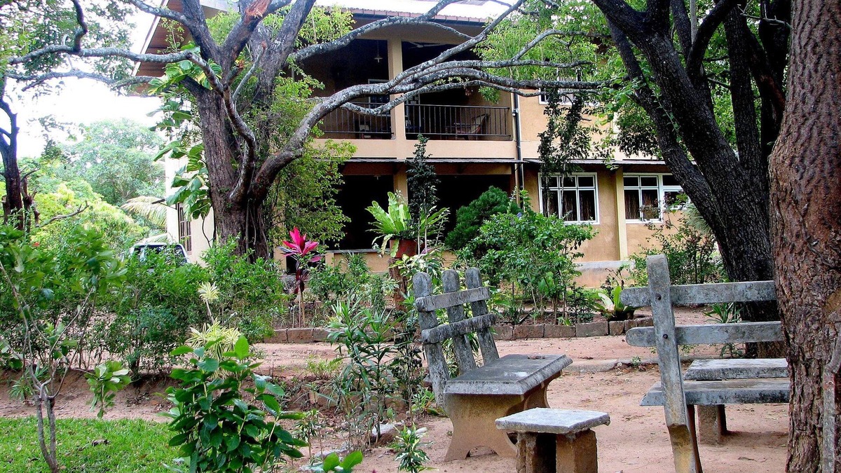 Habarana House | Spacious Rooms with/Attached Bathrooms/Travellers Paradise