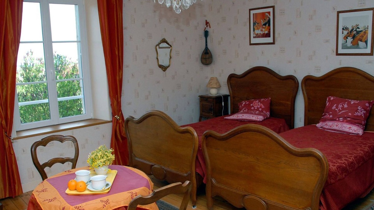 Watronville Bed & Breakfast | Spacious rooms with en-suite, fireplace lounge, relaxing garden - Lorraine