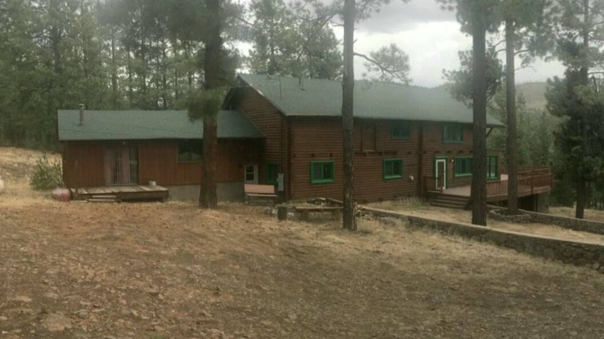 Greer Cabin | Spacious Rustic Log Cabin