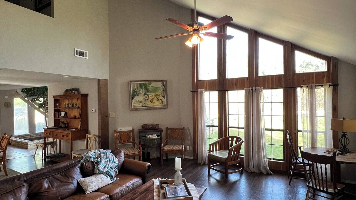 Cedar Creek House | Spacious Rustic Retreat with Animals. Sleeps 10. Close to COTA & Bastrop