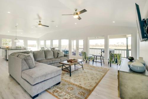 Barrett House | Spacious San Jacinto River Home with Waterfront Deck
