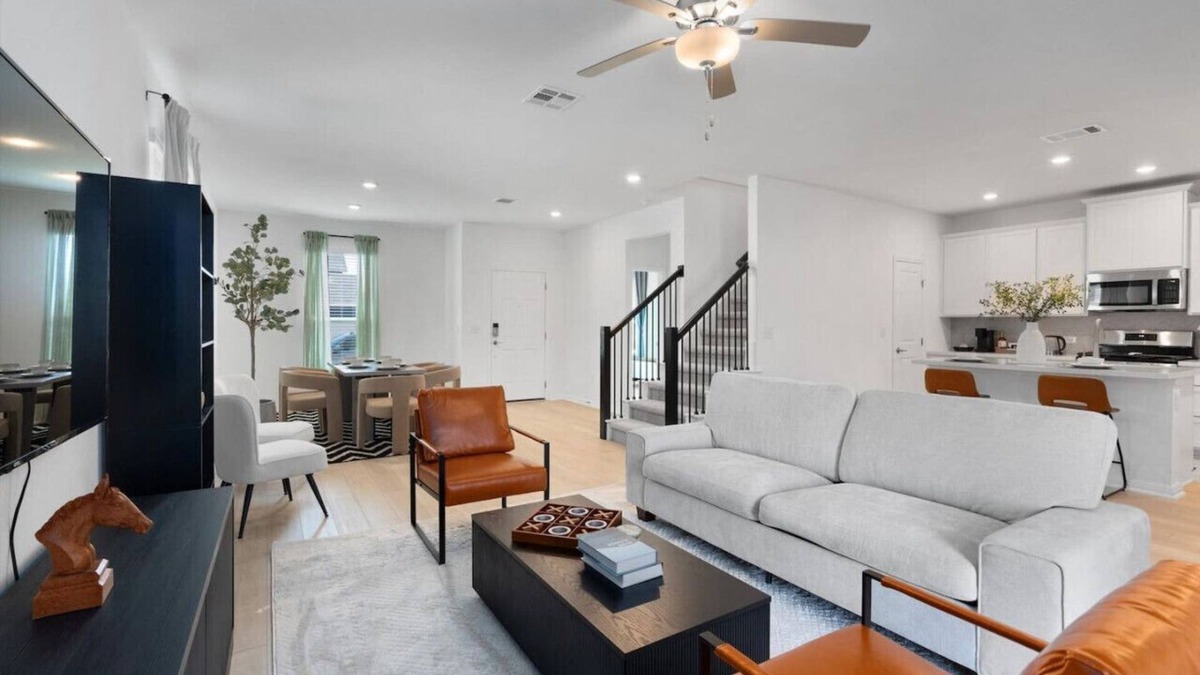 Del Valle House | Spacious SE Austin Retreat - Near F1, Tesla, COTA, ABIA - Perfect for Groups