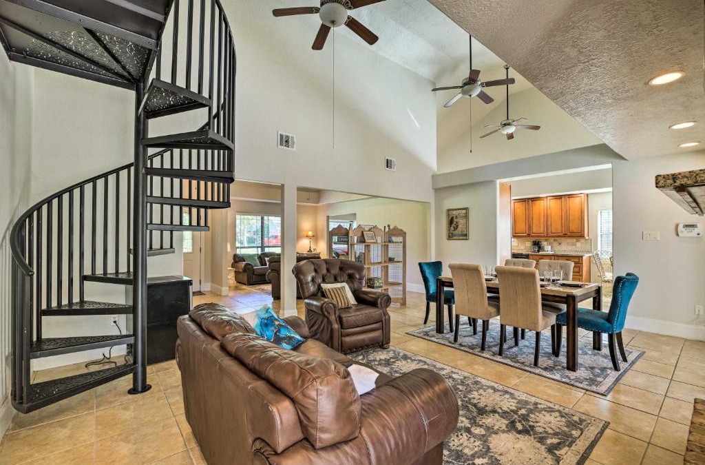 El Lago House | Spacious Seabrook Home with Patio 1 Mi to Beach!