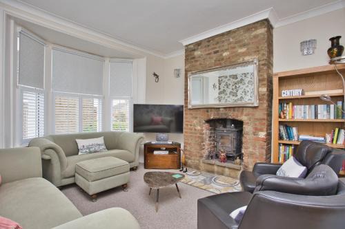 Deal House | Spacious Seaside eScape in the Heart of DEAL, 4 mins From the Beach