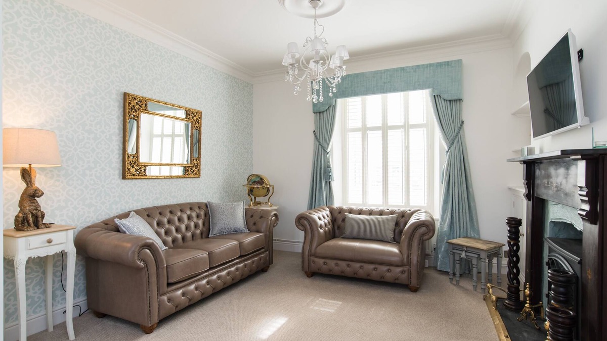 Porthcawl Cottage | Spacious Seaside Family Cottage with Entertainment Centre