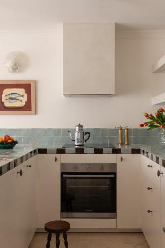 Cottesloe Apartment | Spacious, seaside pied-à-terre with stunning views, opposite Cott beach & cafes