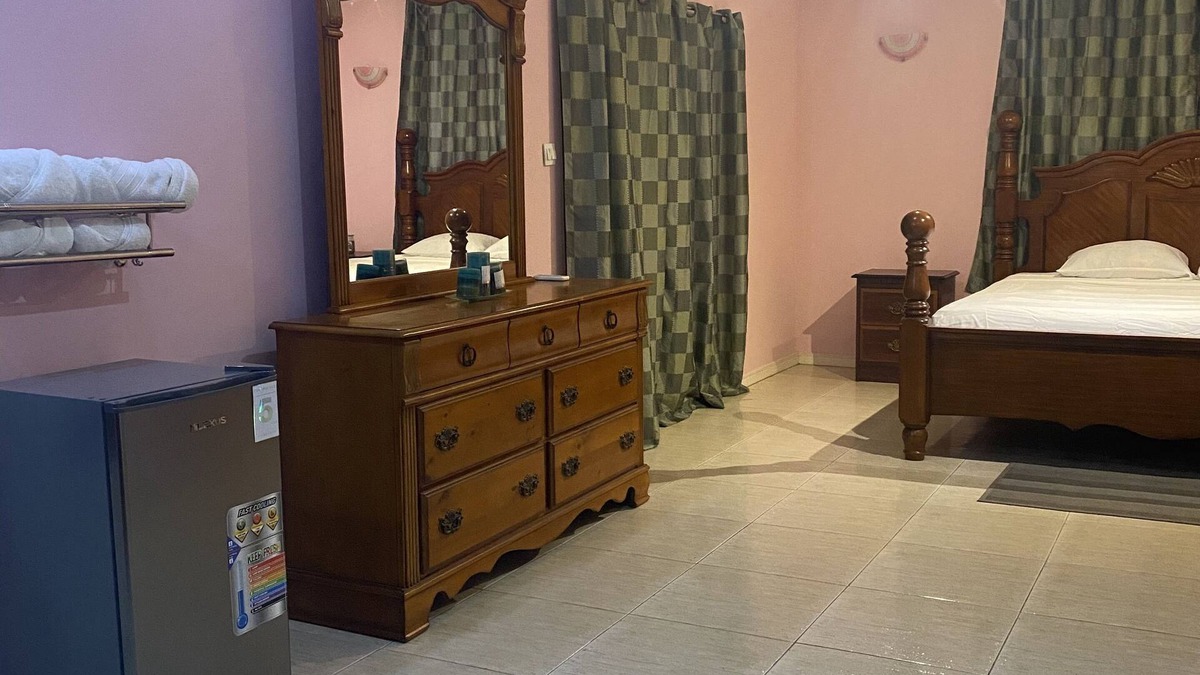 Castle Comfort Apartment | Spacious self contained room with wifi, a kitchenette and jacuzzi