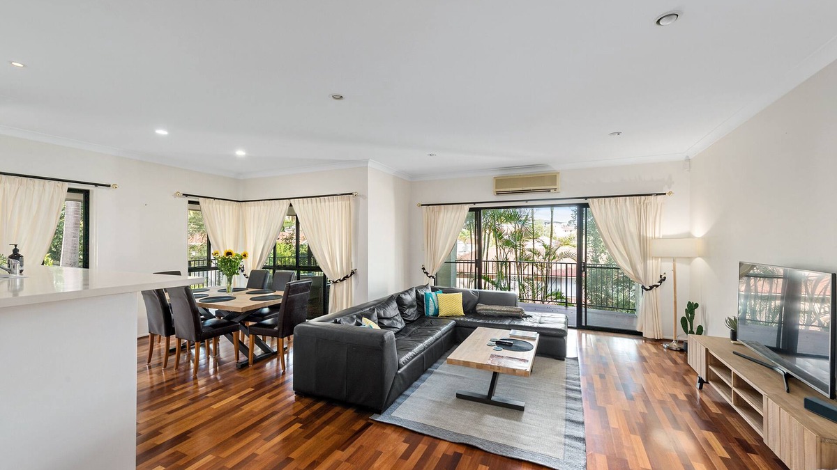 Mount Ommaney House | Spacious & Serene! 3Bed/2Bath/2+Cars ~ House