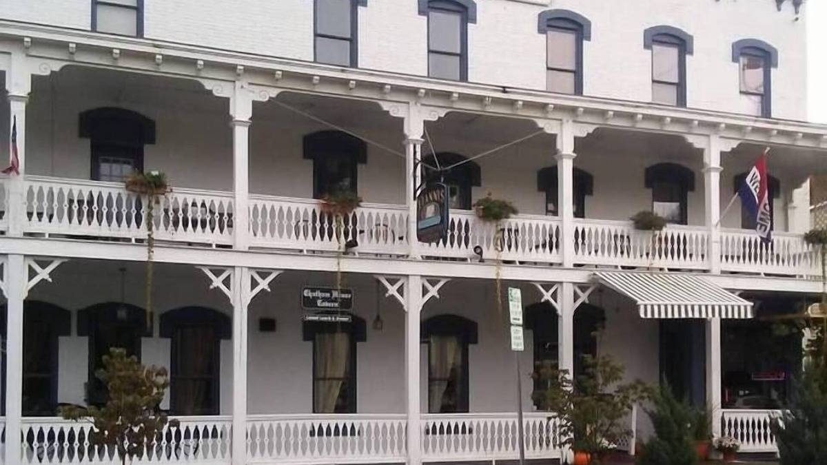 Chatham Apartment | Spacious Serviced Apartment above Chatham Staple