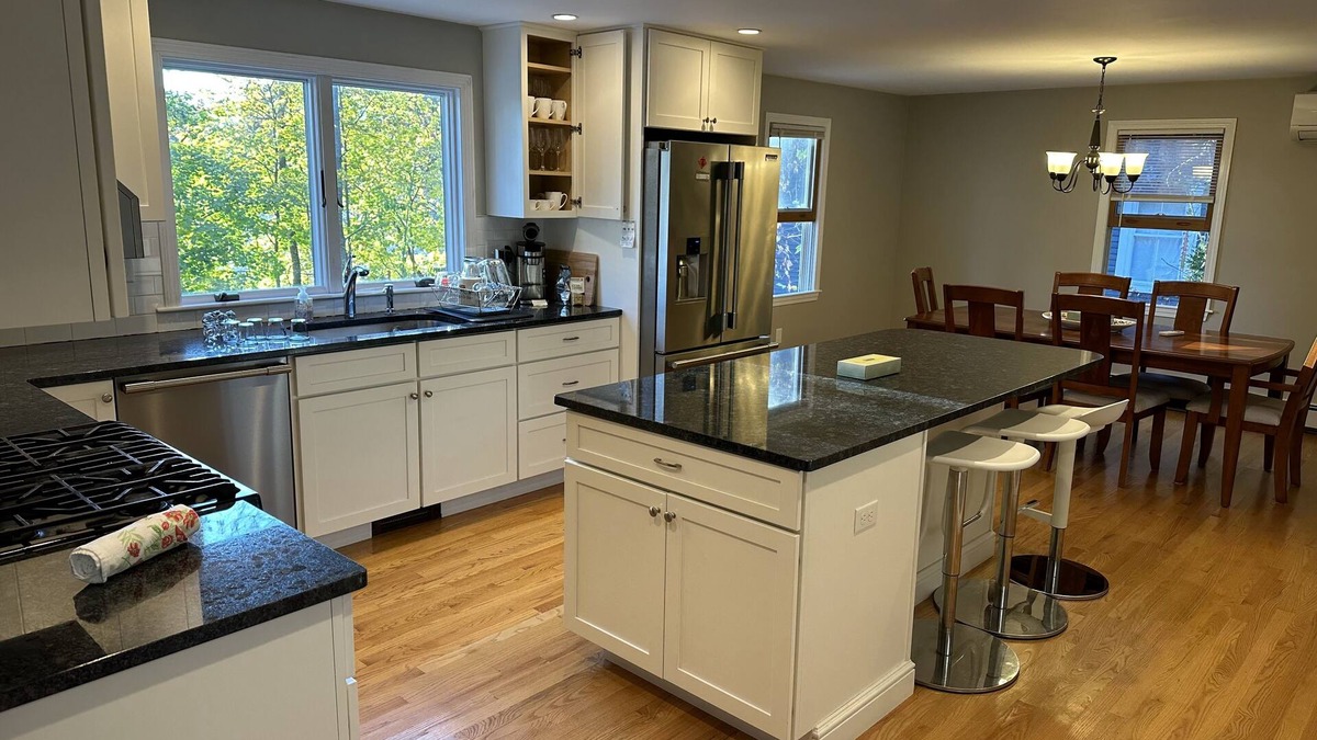 West Roxbury House | Spacious Single Family House - Great Privacy, 19' train ride to Back Bay Station
