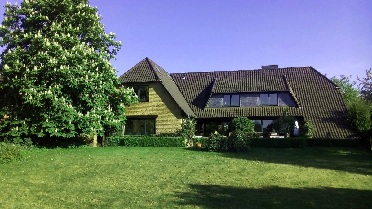 Hoisdorf Villa | Spacious Single Room with Shower @ 'Little Paradise', 25 min to Hamburg City
