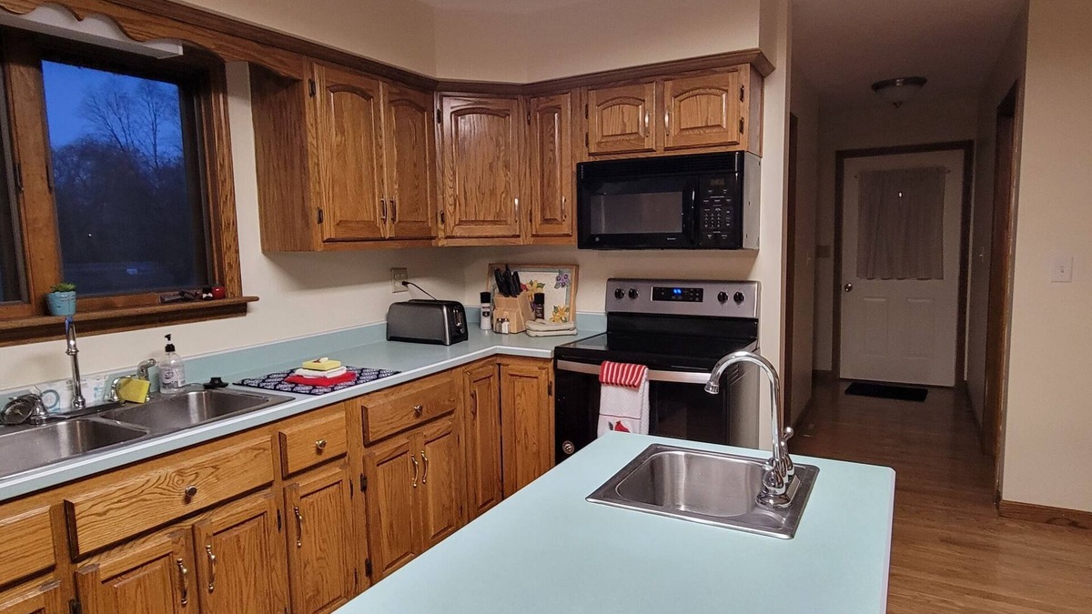 Delphos House | Spacious Small Town Peaceful Retreat!