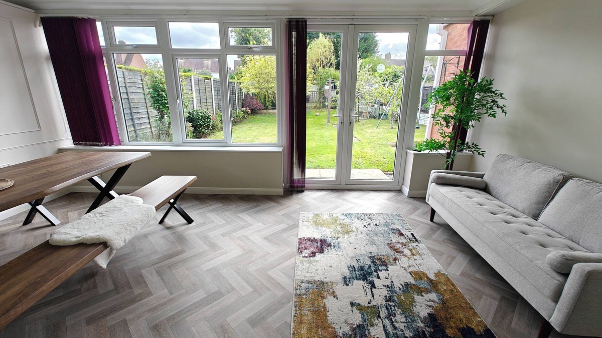 Solihull House | Spacious Solihull House 4 Bedrooms, Parking, Huge Garden -Near NEC & Airport
