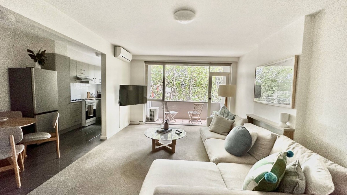 South Yarra Apartment | Spacious South Yarra apartment with pool and private car park.