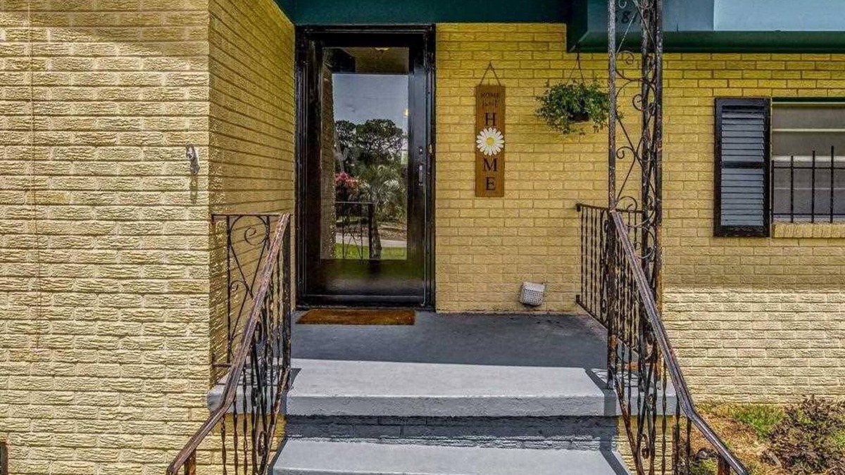 Brent House | Spacious Split Level Home near the Pensacola I-10 Highway