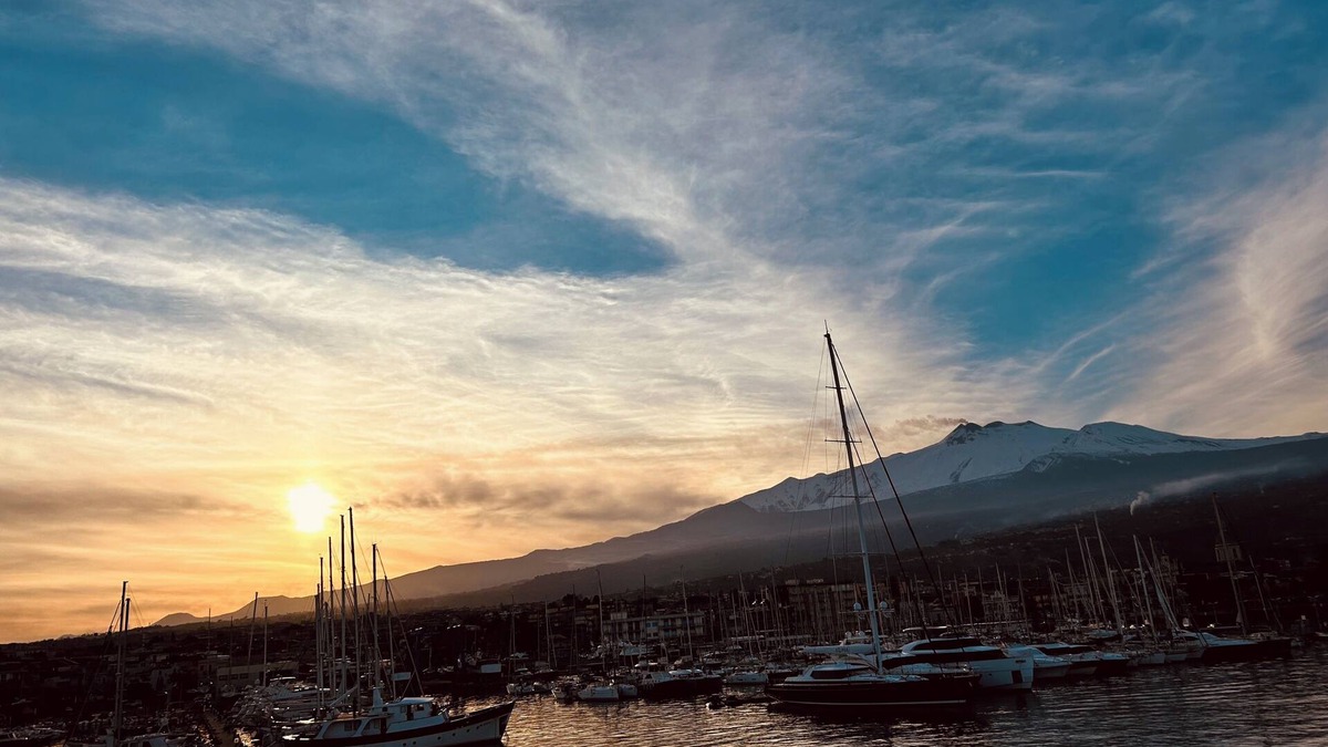 Riposto Apartment | Spacious stay 5 mins from the sea, between Etna & Taormina, free Wi-Fi & parking