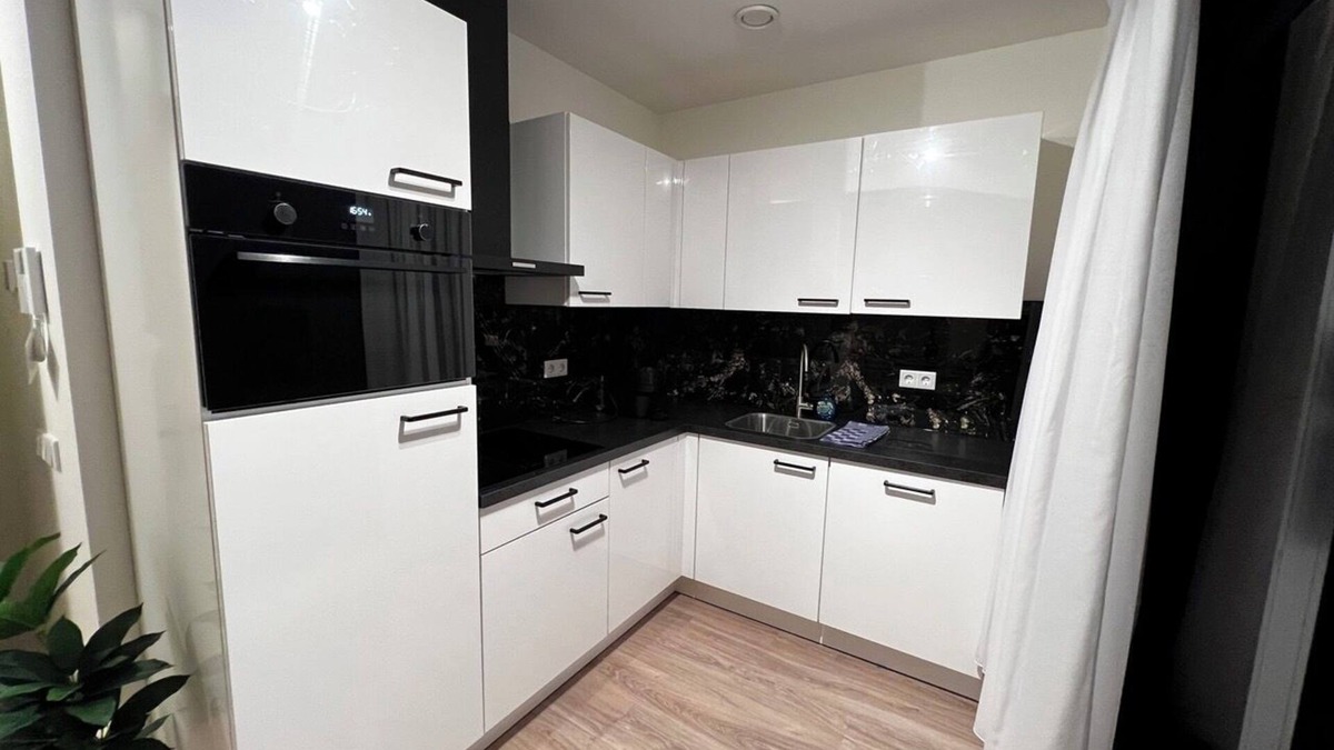 Goirle Apartment | Spacious stay with parking, WiFi, and garden views. Close to nature reserves and shops. Sleeps four.