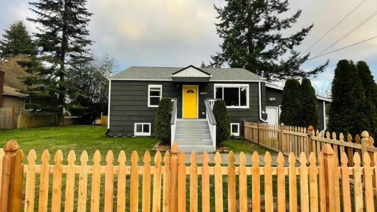 Edmonds House | Spacious, stocked 1 BR Suite with Yard in Edmonds!