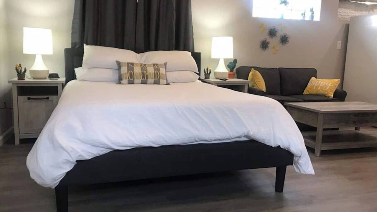 Alamedan Valley Apartment | Spacious Studio apartment *Near Balloon Fiesta Park*Air Conditioned