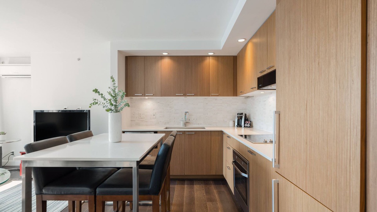 Downtown Vancouver Hotel | Spacious Studio Apartment Conveniently Located in Vancouver